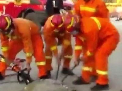 Çin'de Kanalizasyonda Mahsur Kalan İşçi Kurtarıldı
