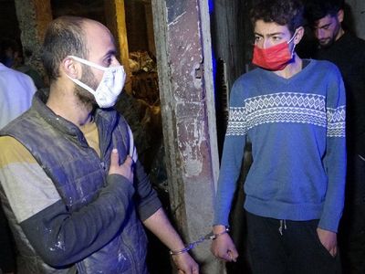 Çöpte Buldukları Kelepçeyle Birbirini Bağlayıp Ekiplerden Yardım İstediler