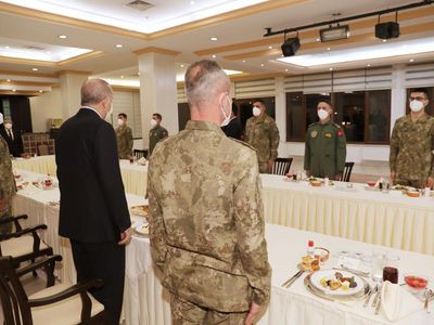 Cumhurbaşkanı Erdoğan, İftarını Askerlerle Beraber Yaptı