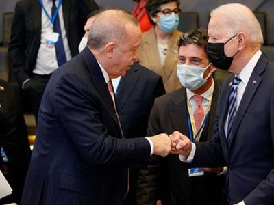 Cumhurbaşkanı Erdoğan ve Joe Biden'ın Tokalaştığı Anı Dış Basın Çarpıtarak Yayınladı