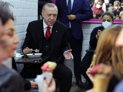 Cumhurbaşkanı Erdoğan’dan Samimi Anlar! Vatandaşlarla Sohbet Edip Dondurma Yedi