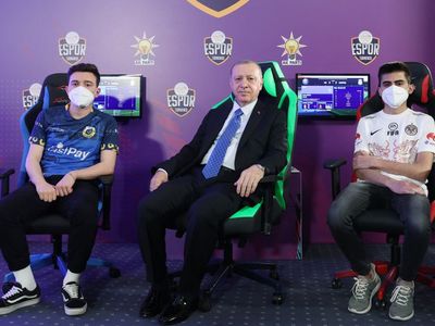 Cumhurbaşkanı Recep Tayyip Erdoğan'dan Genç Sporculara Hediye