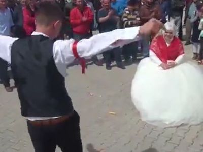 Damadın Dansı Ederken Kendinden Geçti, Sosyal Medya Yıkıldı...