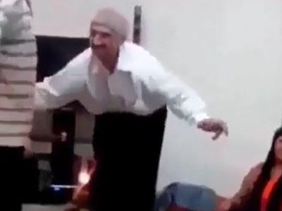 Yaşlı Amcanın Dans Edişi İzleyenleri Güldürdü!