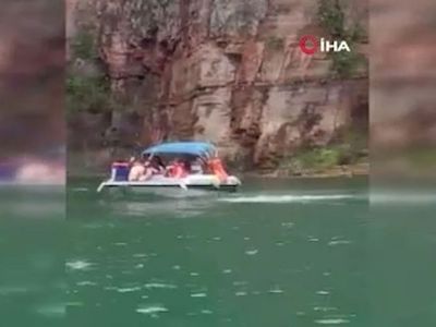 Dehşet Dolu Anlar: Dev Kaya Parçası Turistlerin Üzerine Düştü 7 Kişi Hayatını Kaybetti