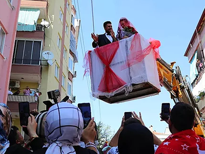 Denizli'de Damat Süslediği Vinçle Gelini Evinden Aldı