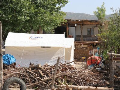 Denizli’de Depremlerin Ardından Çatlaklar Oluşan Ev Boşaltıldı