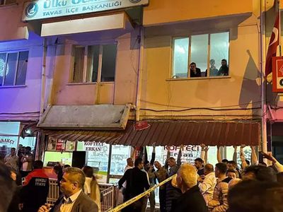 Denizli’deki CHP ilçe binasının balkonu çöktü: 1 kişi hayatını kaybetti!