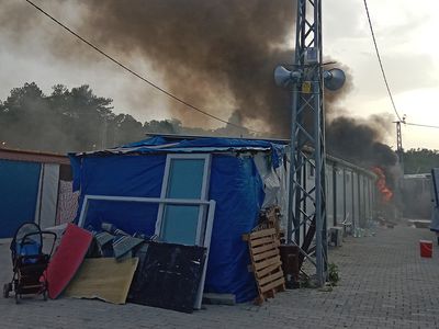 Depremzedeleri korkutan yangın: Hatay'daki konteyner alevler içerisinde kaldı