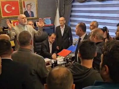 Devir-teslim töreninde ortalık karıştı: Yeniden Refah'lı mevcut başkan MHP'li milletvekiline saldırdı