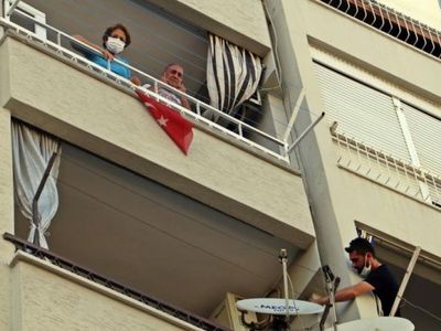 Dikkatli Komşu Eve Giren Sineklerden Şüphelendi