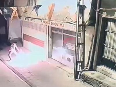 Diyarbakır'da AK Parti binasına Molotof Atıldı!