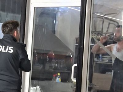 Döner Bıçağıyla Kendini Restorana Kilitleyen Adam Ayağına Savcı İstedi