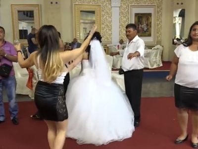Düğün Şarkıcısı Şoke Etti!