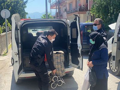Düzce’de Polisin Kurduğu Özel Ekip Yaşlılara Yardımcı Oluyor