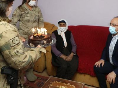 Elazığ’da 103 Yaşındaki Nineye Doğum Günü Sürprizi