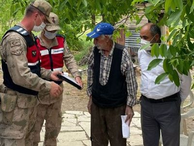 Elazığ’da Yaşlı Adam Çalınan Maaşını Bulan Jandarmaya Harçlık Vermek İstedi