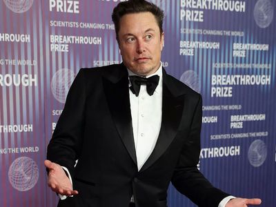 Elon Musk kırmızı halıda şekilden şekile girdi!