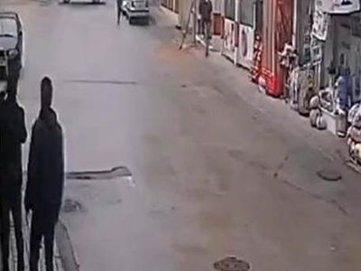 Dükkanın Tentesini Sokak Köpeğini Korumak İçin Açtı!