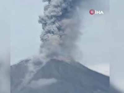 Endonezya'da Bulunan Sinabung Yanardağı Kül Püskürttü