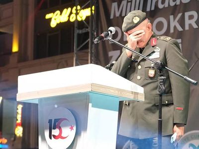 Erzincan'daki 15 Temmuz programında duygu dolu anlar! 3. Ordu Kurmay Başkanı Davut Ala, o geceyi hatırlayınca gözyaşlarına hakim olamadı!