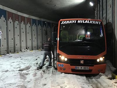 Erzurum’da Caddeler Sokaklar Dolu Yağışıyla Beyaza Büründü