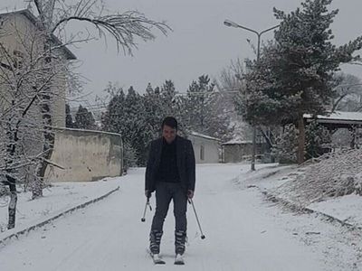 Kar Yağışını Fırsata Çevirdi: Erzurum’daki Öğretmen Okula Kayarak Gidiyor!