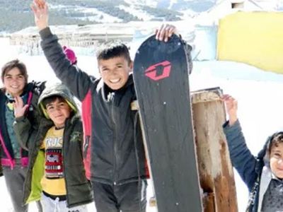 Erzurum’lu Çocuklar Karın Keyfini Kendi Yaptıkları Kayak Takımıyla Çıkardı