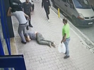 Esenyurt'ta Çocuklardan Zorla Para İstedi! Meydan Dayağı Yedi
