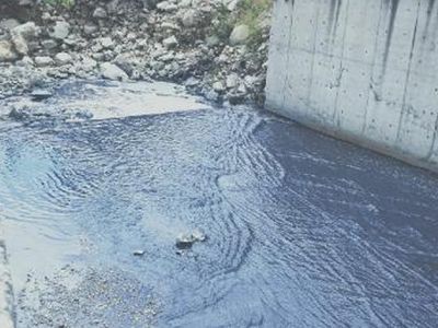 Esenyurt'ta Kanaldan Mavi  Su Aktı