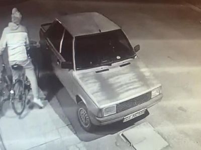 Eskişehir'deki Bisiklet Hırsızı, Birini Eliyle Tutarken Diğerini Sürdü