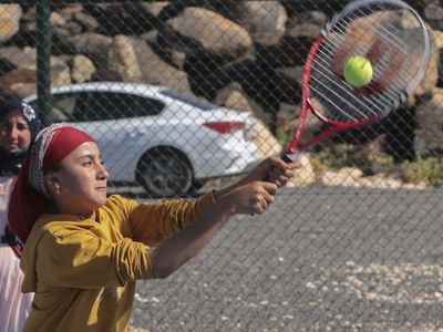 Fedakar Anneden Alkışlanacak Hareket! Şanlıurfa'da Kızı İçin Tenis Kortuna Çıktı