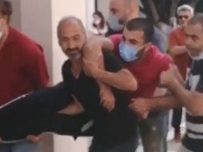 Fedakar Türk Milleti! Engelli Genç Sınava Geç Kalınca Kucaklarında Taşıyıp Okula Yetiştirdiler
