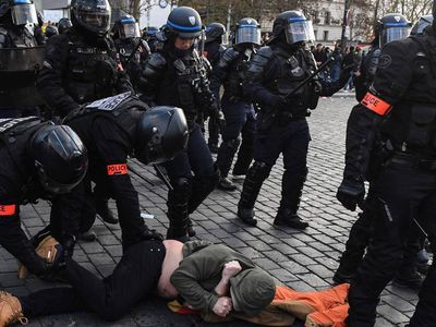 Fransa’da sular durulmuyor: Sokaklar yangın yeri