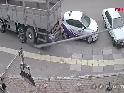 Freni Boşalan Kamyon Park Halindeki Araçlara Çarparak Durdu