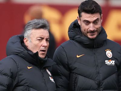 Galatasaray'ın eski futbolcusu olan Albert Riera'nın teknik direktör olarak geldiği Olimpija Ljubljana basın toplantısında olay çıktı! Taraftarlar imza törenini bastılar