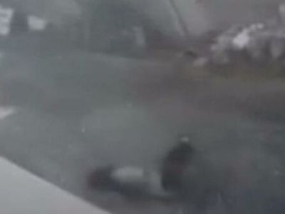 Genç Kız Arkadaşlarıyla Konuşurken Camdan Düştü