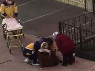 Görenler şaşkına döndü: Sokağın ortasına yere çömelip doğum yaptı