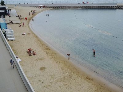 Güneşli Havaya Dayanamayanlar Caddebostan'da Deniz Salyalarına Aldırış Etmeden Yüzdüler