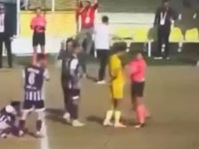 Hakem futbolcuyu itti, oyuncu yerlerde yuvarlandı: O anlar sosyal medyada gündem oldu