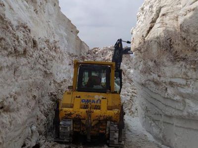 Hakkari'de Askeri Üs Bölgesinde 8 Metrelik Kar Temizleniyor