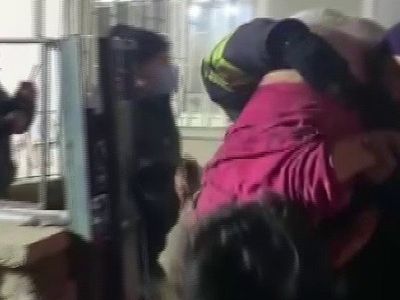 Hayatını Hiçe Saydı: Afgan Aileyi Camdan Çıkararak Kurtardı