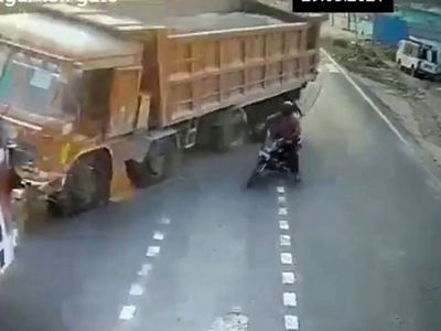 Hindistan'da Hatalı Çıkış Yapan Sürücü Kazaya Sebep Oldu