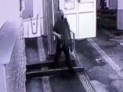 Hırsız pes dedirtti! Beğenmediği ayakkabıyı diğeriyle değiştirdi
