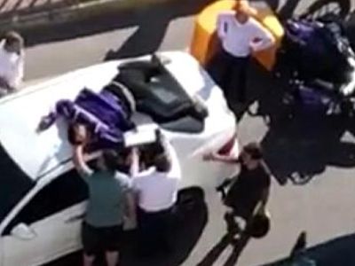 Hız Yapan Motokurye Otomobilin Tavanına Uçtu