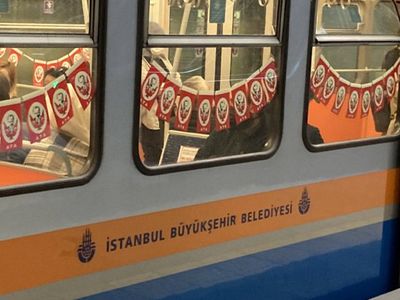 İBB'nin Metroları Bayrakla Süslemesinin Maliyeti Belli Oldu