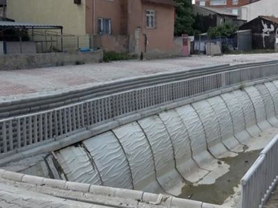 İBB'nin Yol Rezilliği: Koruma Demirleri Yol Kenarı Yerine Derenin İçinde Kalan Kısma Koyuldu