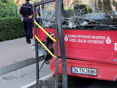 Beşiktaş'ta İETT Otobüsü Bariyerlere Çarptı