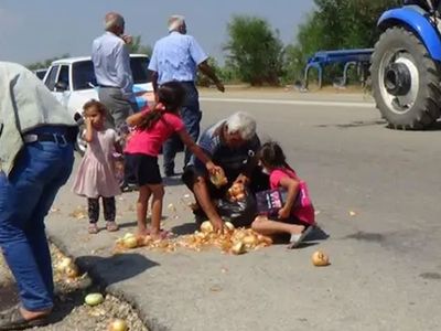 İki Yüzlülüğün Böylesi! Para Etmiyor Diye Akşener'in Önüne Döktüğü Soğanları Gidince Topladı