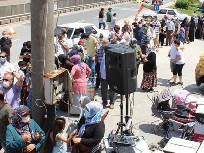İndirim Koronavirüsü Unutturdu! Kocaeli’de Market Alışverişinde Sosyal Mesafesiz Kuyruk Oluştu